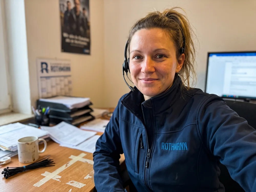 Katrin Rothmann am Telefon